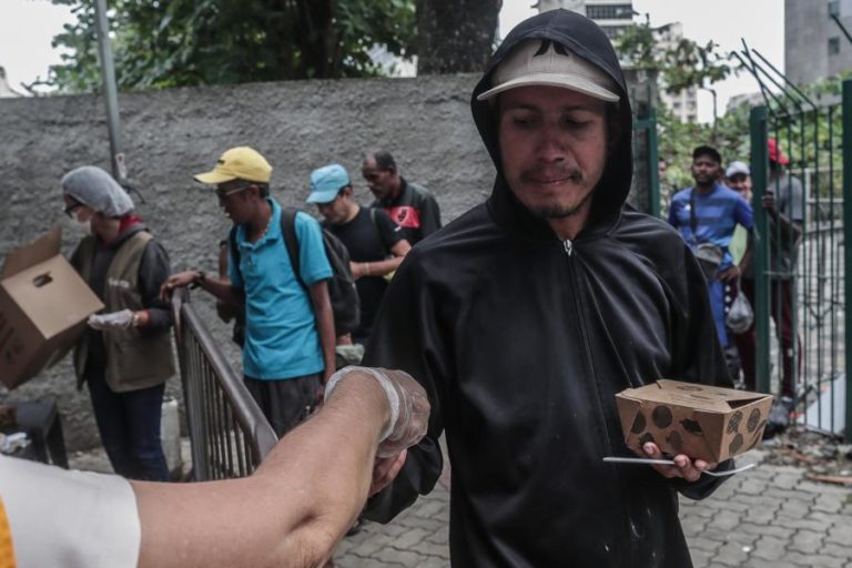 Mais de 8,6 milhões de brasileiros deixaram limiar de pobreza em 2024