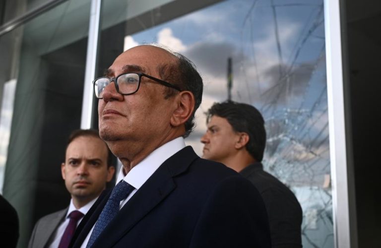 Juiz brasileiro volta atrás na decisão de dificultutar destituição de juízes do Supremo