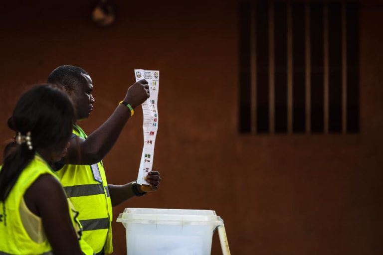 CNE da Guiné-Bissau diz que atas eleitorais foram confiscadas, não há anúncio de resultados