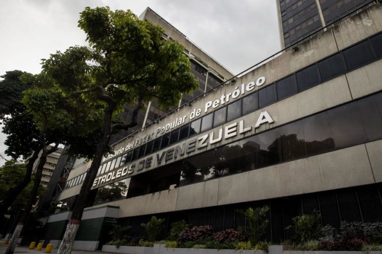 Caracas acusa EUA de atacarem petrolífera estatal para assumir controlo de petróleo