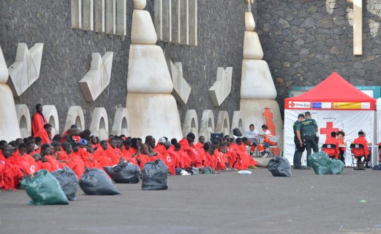 Mais de 300 migrantes de África subsariana resgatados em embarcações perto das Canárias