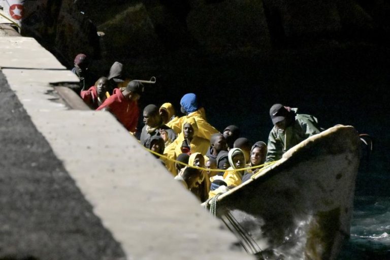Dezassete migrantes mortos em naufrágio ao largo de Creta