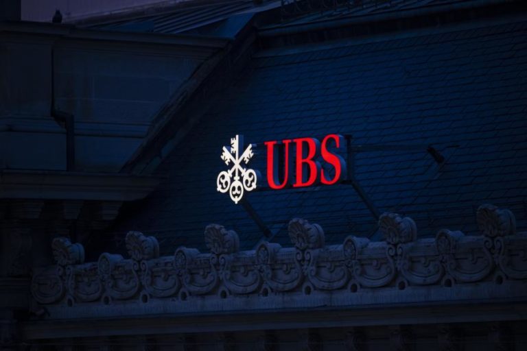 Ações do banco suiço UBS ultrapassaram brevemente barreira dos 37 euros