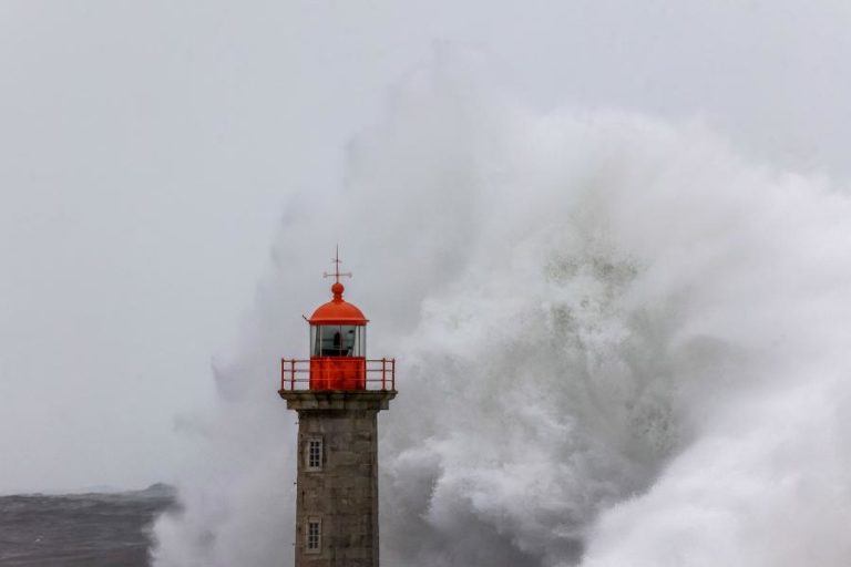Continente e Madeira sob avisos sexta e sábado devido à agitação marítima