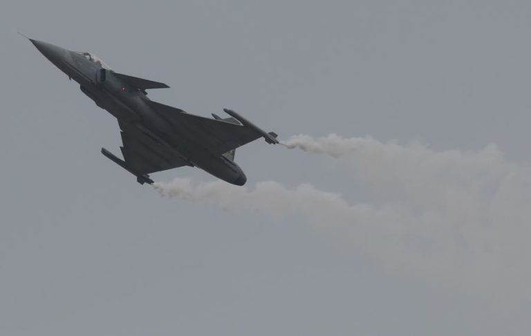 Tailândia lança ataque aéreo na fronteira com o Camboja