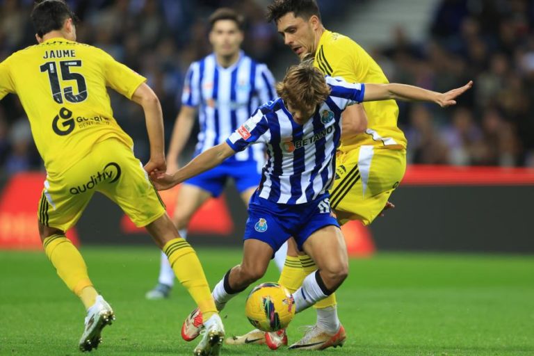 Líder FC Porto recebe AVS no duelo entre extremos da I Liga