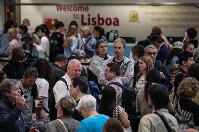 Problemas técnicos no controlo de fronteiras provocam horas de espera no aeroporto de Lisboa