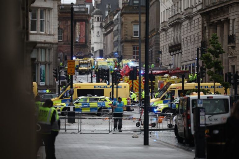 Mais de 21 anos de prisão para motorista que atropelou multidão em Liverpool