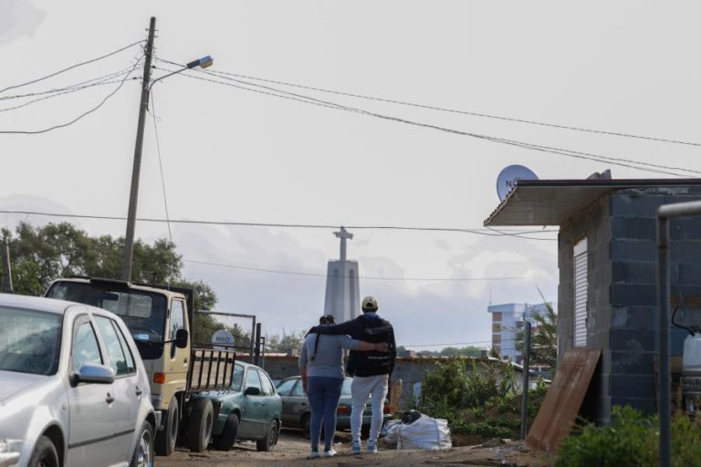 Família sem casa no bairro de Penajoia ganha tempo na pensão, sob ameaça de retirada das crianças