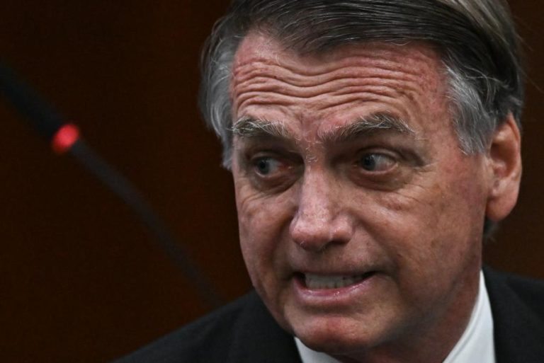 Jair Bolsonaro novamente operado, desta vez para tratar crise de soluços