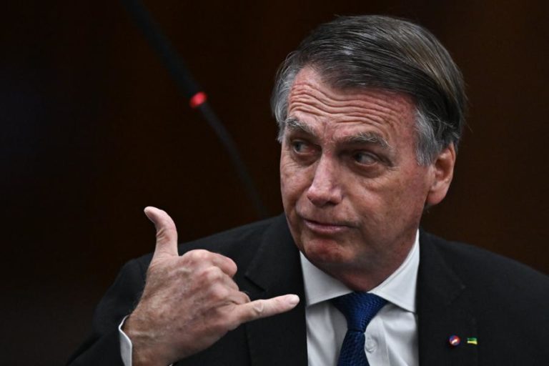 Cirurgia de ex-Presidente brasileiro Jair Bolsonaro foi “bem-sucedida” — mulher