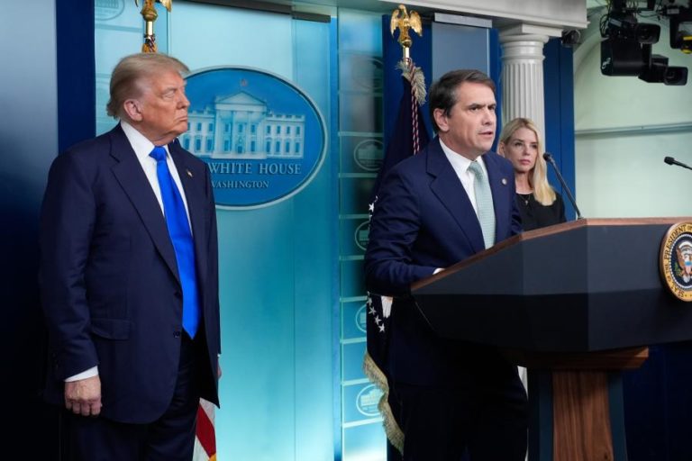 Remoção de ficheiros do caso Epstein não tem a ver com Donald Trump – Departamento de Justiça