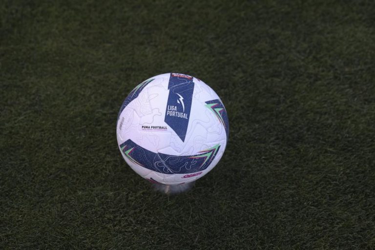 Benfica e Sporting medem forças com líder FC Porto à espreita