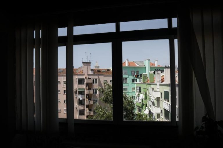 Euribor cai a três e seis meses e sobe para máximo desde abril a 12 meses