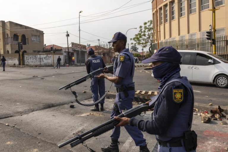 Polícia sul-africana detém 11 suspeitos de tiroteio que matou 10 pessoas