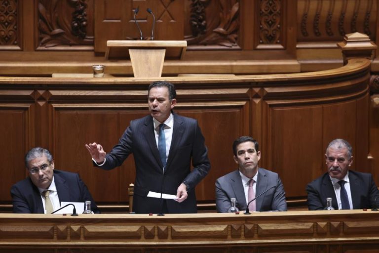 Primeiro-ministro regressa hoje ao parlamento para debate quinzenal aberto pelo PSD