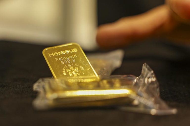 Ouro atinge novo recorde com a onça a alcançar 4.383,76 dólares