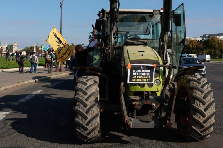 Agricultores em França mantêm protestos apesar de menor mobilização