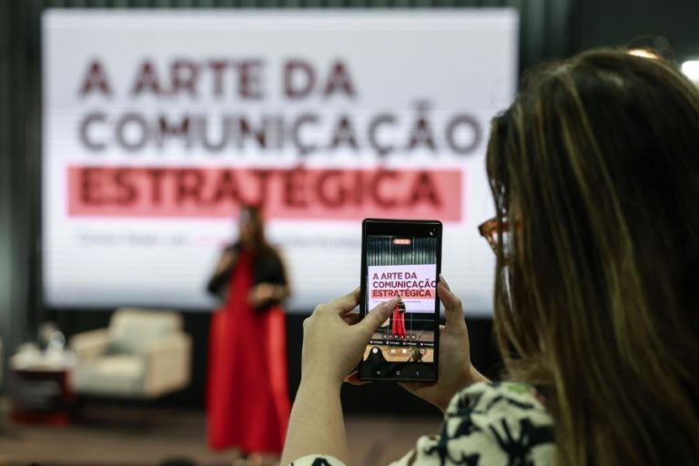 Consumidores europeus pedem mais medidas contra publicidade disfarçada de influenciadores