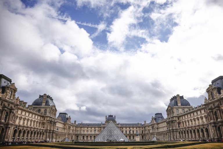 Trabalhadores do Louvre aprovam greve e encerram museu por melhores condições
