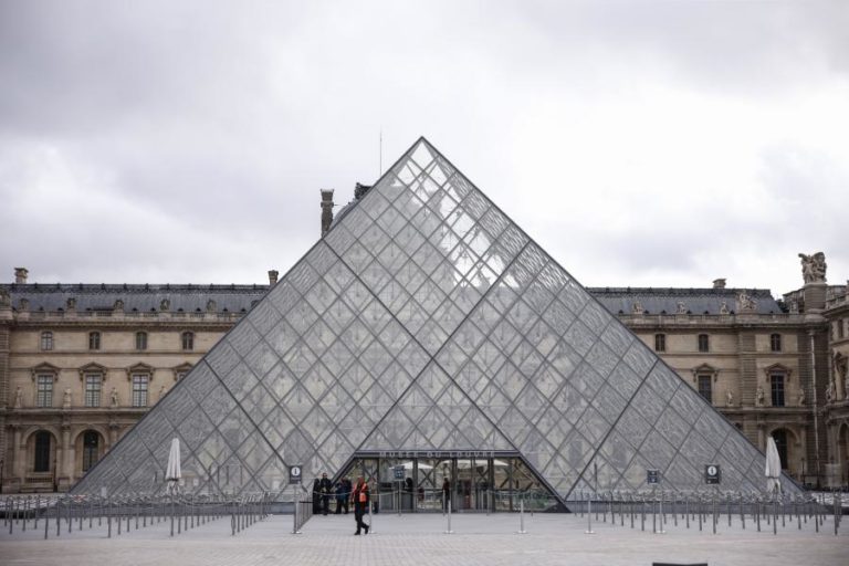 Funcionários do Museu do Louvre marcam greve por más condições de trabalho