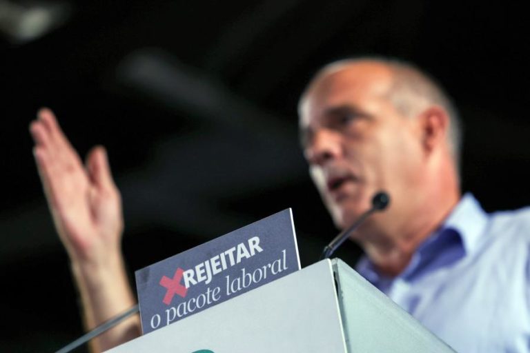 Raimundo desafia Montenegro a retirar pacote laboral durante debate quinzenal