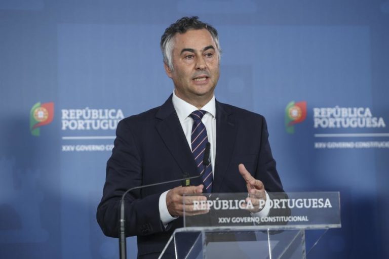 Ministro diz ser “totalmente falso” que tenha dito que alunos carenciados são responsáveis pela degradação de residências