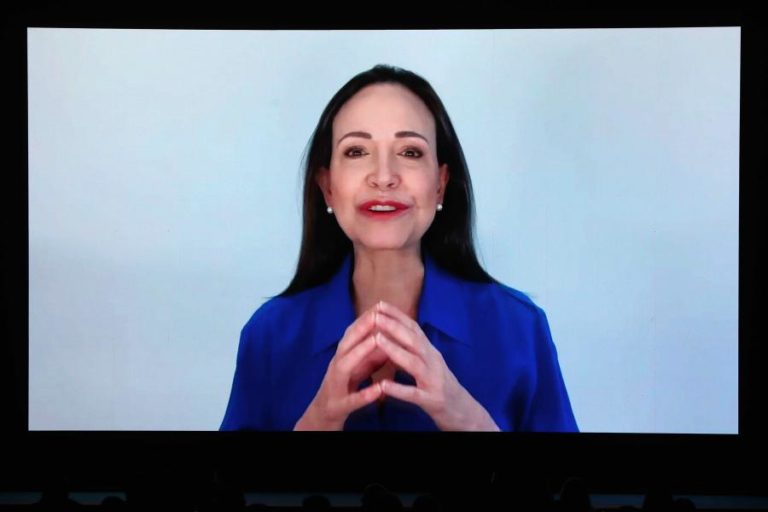 Corina Machado confirma presença em Oslo para receber Nobel da Paz