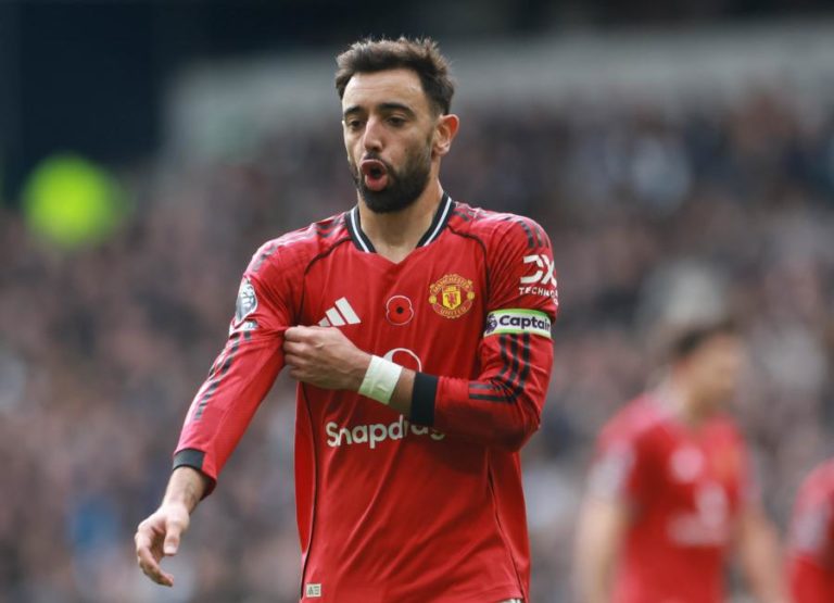 Bruno Fernandes bisa e Manchester United sobe para sexto