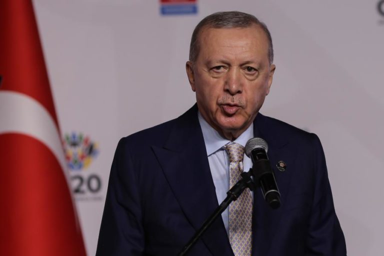 Erdogan pede a Maduro que mantenha diálogo com os EUA