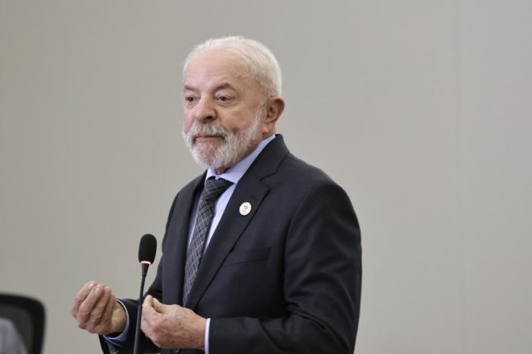 Lula da Silva anuncia investimento de 2.000 ME na maior refinaria do Brasil