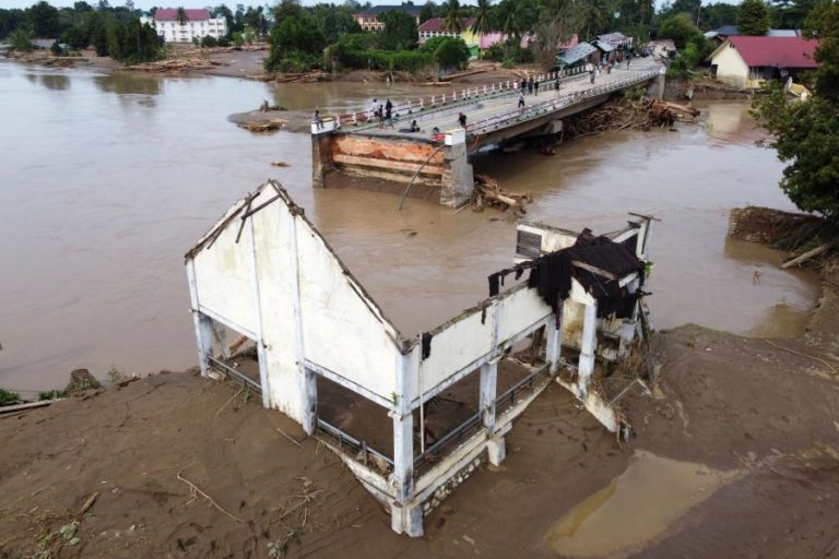 Número de mortos nas cheias na Indonésia já ultrapassa os 800
