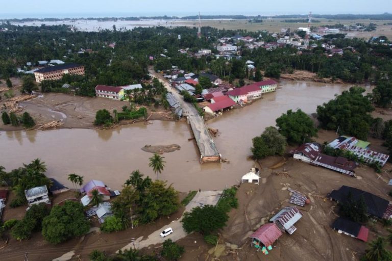 Novo balanço aponta para quase mil mortos nas inundações da Indonésia