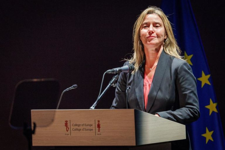 Federica Mogherini demite-se de reitora do Colégio da Europa