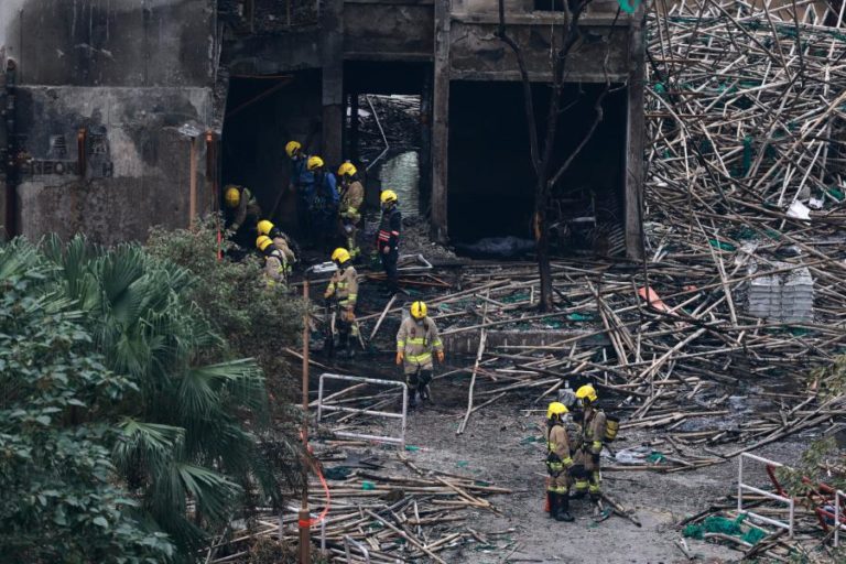 Universidade de Hong Kong suspende grupo de estudantes que pediu justiça após incêndio