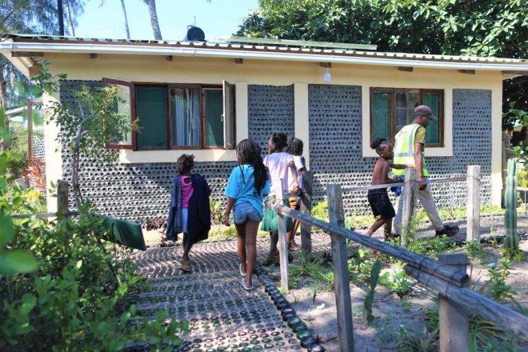 Casa de vidro construída com 200 mil garrafas recolhidas em praia de Maputo