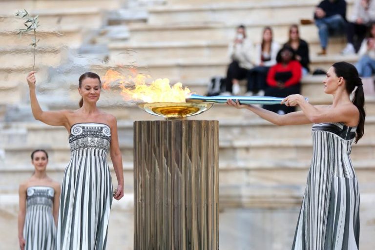 Chama dos Jogos Olímpicos de Inverno de 2026 começa viagem final até Milão-Cortina