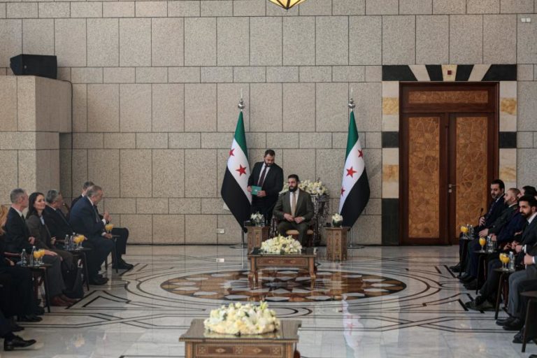 Canadá anuncia suspensão das sanções contra a Síria