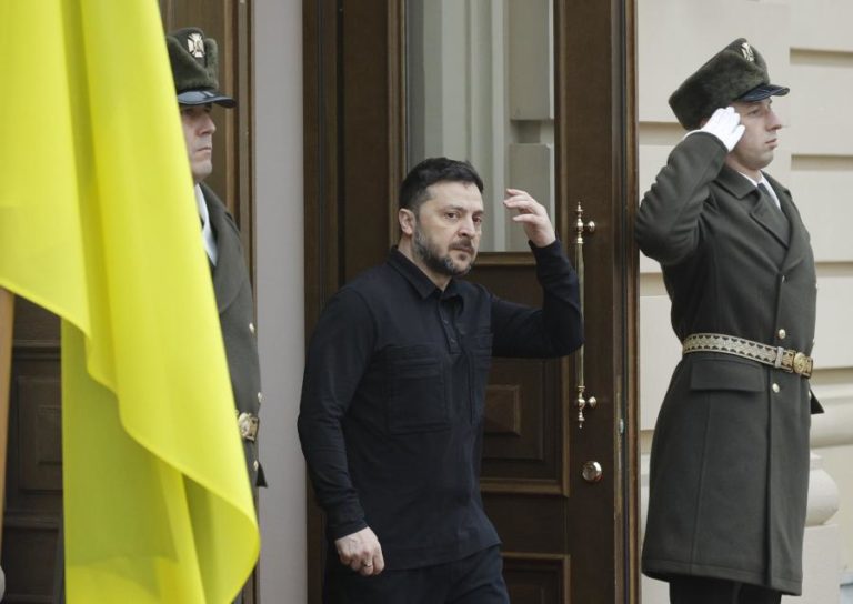 Zelensky conversa por telefone com negociadores da Ucrânia e enviados dos EUA
