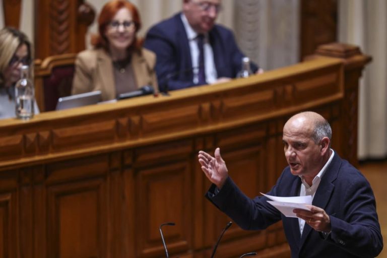 Raimundo acusa Montenegro de querer impor “lei à americana” dos despedimentos