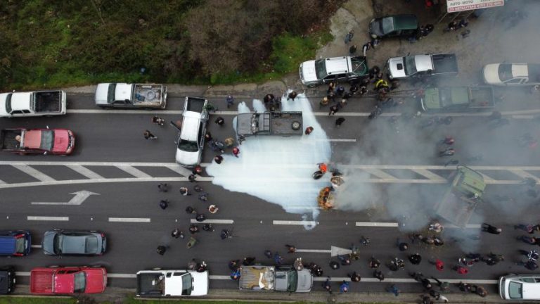 Polícia grega lança gás lacrimogéneo sobre agricultores que ameaçavam bloquear aeroporto