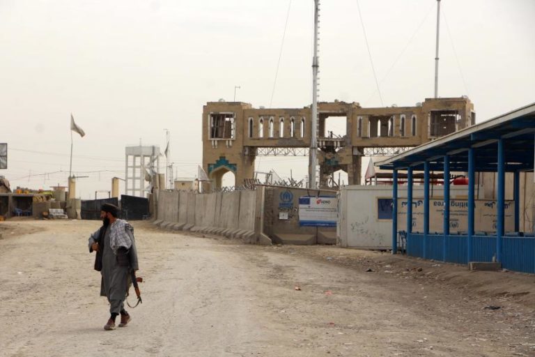 Talibãs reportam cinco mortos nos confrontos na fronteira entre Afeganistão e Paquistão