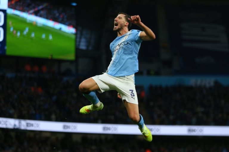 Rúben Dias marca na vitória do City que fica mais próximo do líder Arsenal
