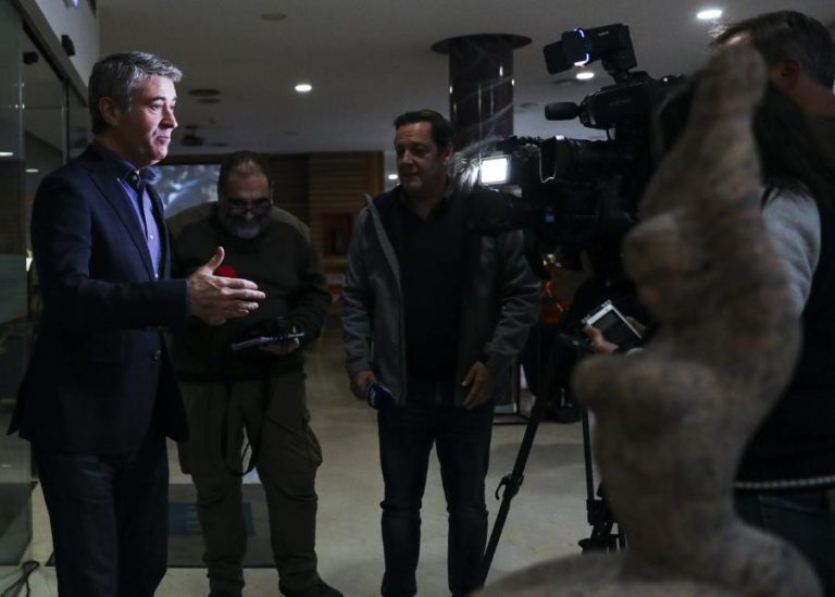 Carneiro pede que Governo “deixe de estar cheio de si próprio” e oiça os trabalhadores