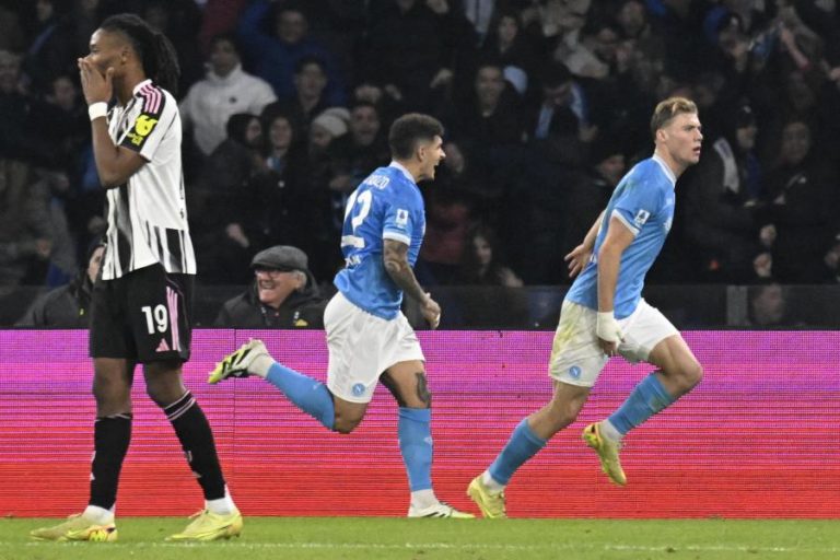 Nápoles bate Juventus e sobe à liderança da Serie A antes de defrontar Benfica