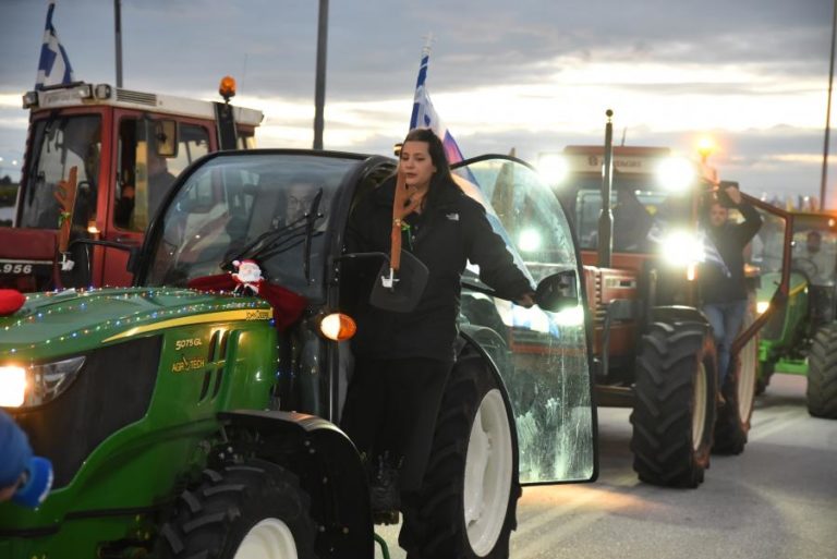 Quase 25.000 tratores bloqueiam estradas na Grécia contra atrasos nos apoios da UE