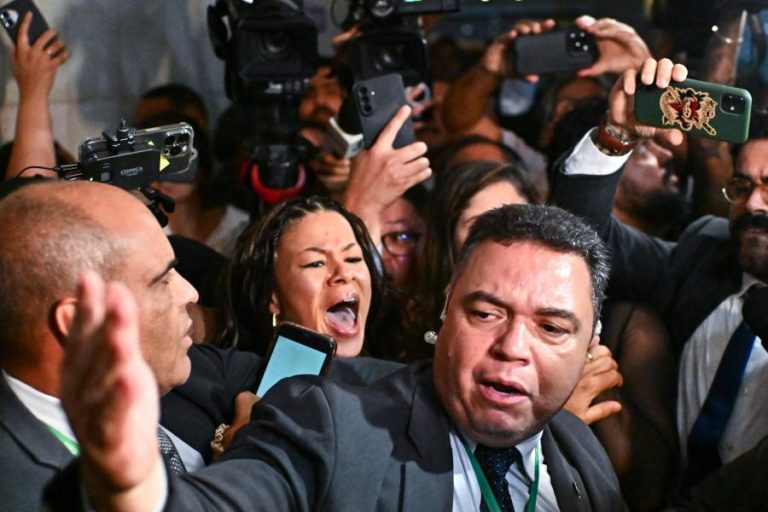Congresso brasileiro aprova lei que reduz pena de Jair Bolsonaro e outros condenados