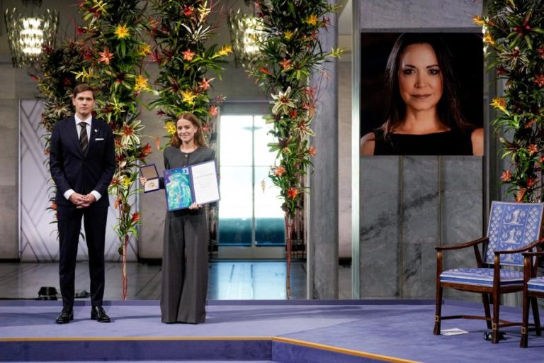Filha de María Corina Machado recebe o prémio Nobel da Paz em nome da mãe