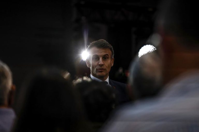 Macron apela a reequilíbrio nas relações económicas com a China e admite protecionismo