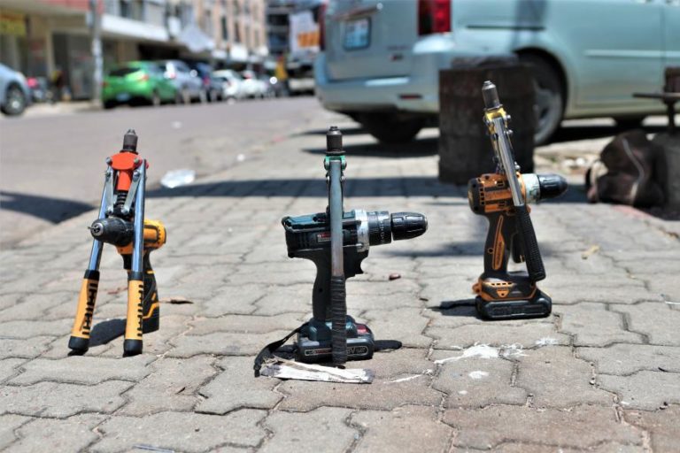 Furto de acessórios nos carros cria mercado de rebitagem em Maputo para dar segurança